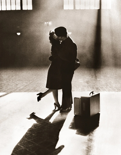 Eternal Kiss, Central Station, 1944