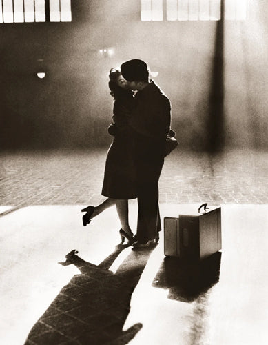 Eternal Kiss, Central Station, 1944 Wall Art | 14 x 11 Fine Art Print